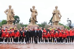 Thầy trò HLV Chu Đình Nghiêm tham quan di tích, ôn sử hào hùng!